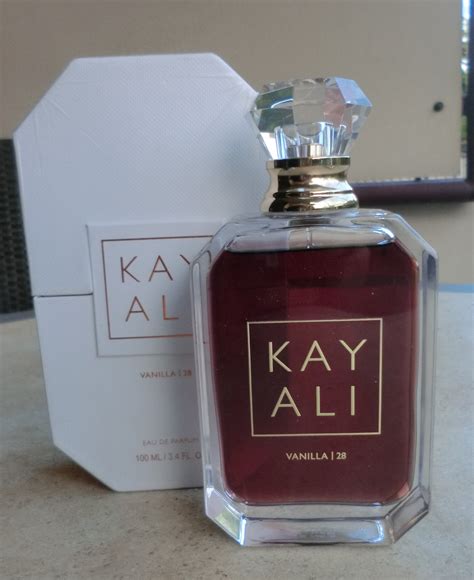 KAYALI VANILLA.